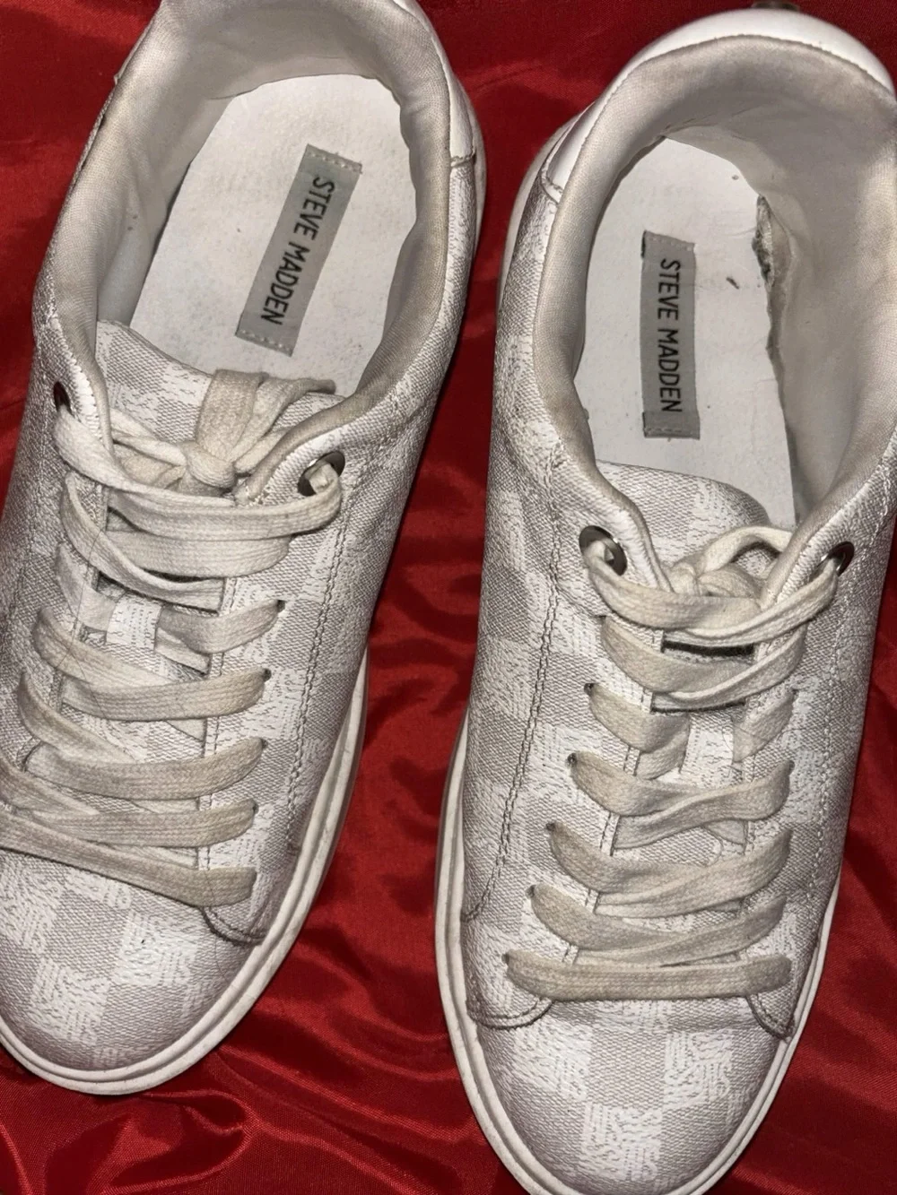 Steve Madden Off-White Logo-Print Low Top Sneakers